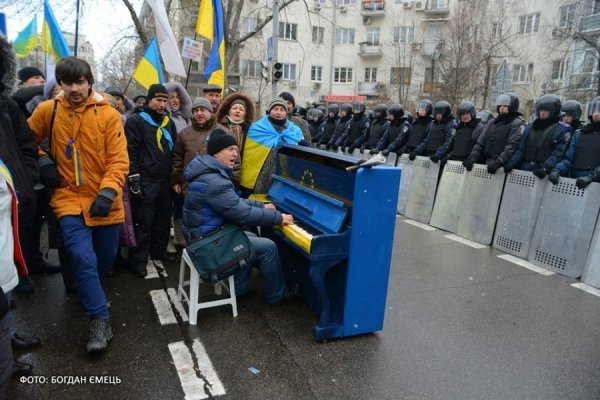 Євромайданівці розважають міліцію грою на фортепіано. ФОТО. ВІДЕО