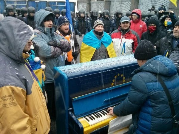 Євромайданівці розважають міліцію грою на фортепіано. ФОТО. ВІДЕО