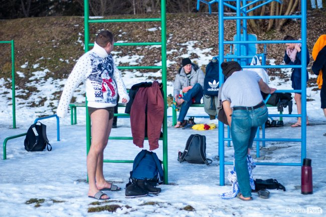 Як лучани пірнали в крижану купіль Стиру. ФОТО. ВІДЕО