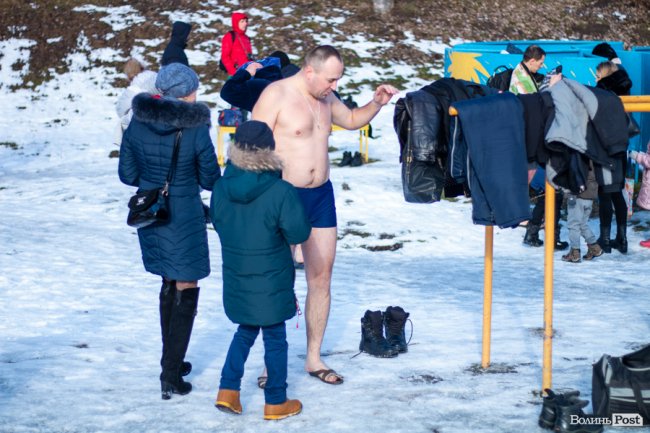 Як лучани пірнали в крижану купіль Стиру. ФОТО. ВІДЕО