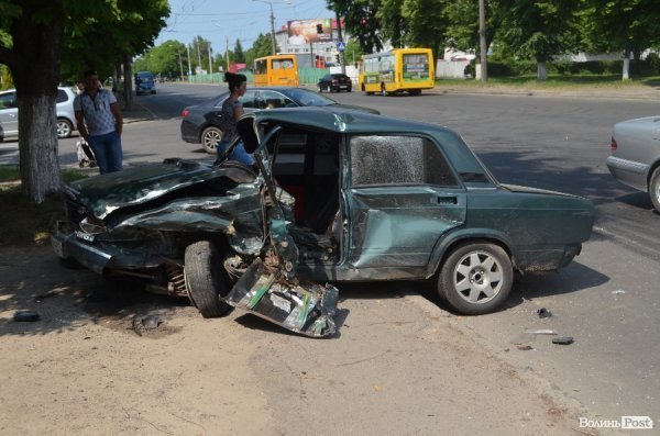 У Луцьку в аварії «знесло» півавто: водій у важкому стані. ФОТО 