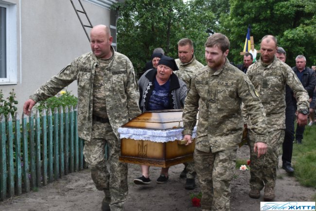 На Волині в останню дорогу провели Героя Василя Гайченю, який загинув внаслідок нещасного випадку