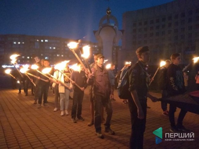 Вогні у нічному місті: у Луцьку  –  смолоскипний хід. ВІДЕО