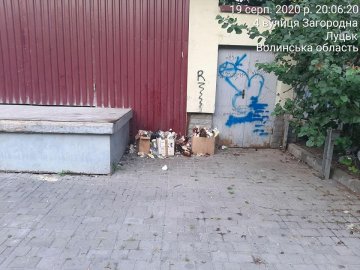У Луцьку на адміністрацію магазинів, територія яких була закидана сміттям, склали приписи. ФОТО