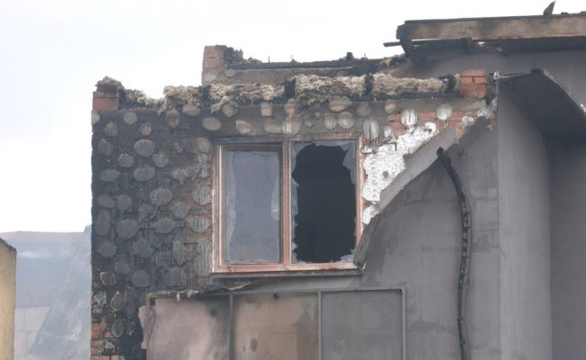 Розбирають завали зараз: рятувальники розповіли про гасіння пожеж після атаки росії у Луцьку