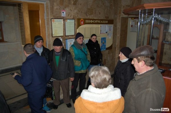 Тролейбусники вимагають у мера Луцька зарплату. ФОТО. ВІДЕО