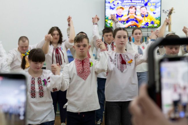 У Луцьку відкрили виставку картин людей із синдромом Дауна