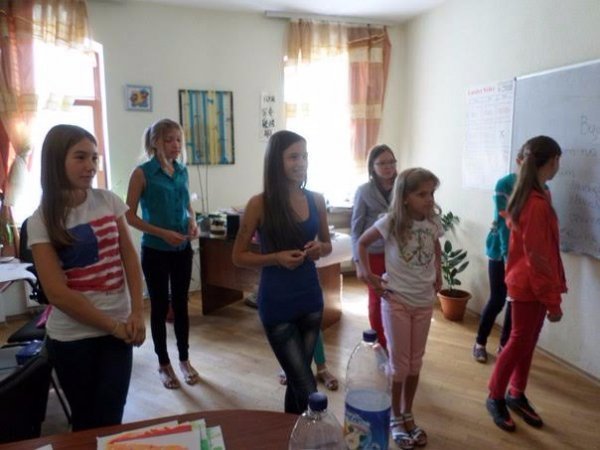 Дітей та дорослих запрошують на  навчання до «медової» мовної школи*