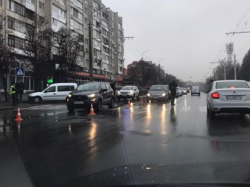 У центрі Луцька легковик збив жінку. ФОТО