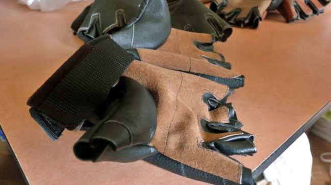 Волонтерки в Луцьку виготовили понад тисячу пар тактичних рукавиць для військових. ФОТО