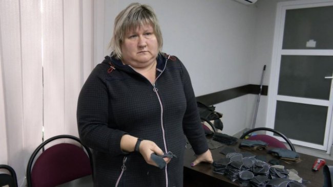 Волонтерки в Луцьку виготовили понад тисячу пар тактичних рукавиць для військових. ФОТО