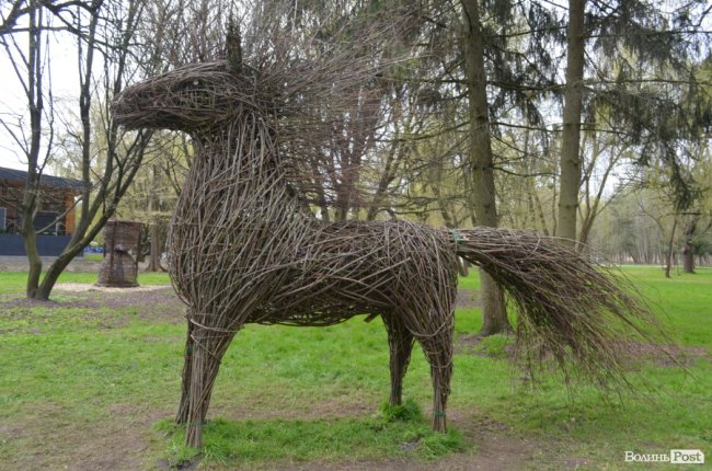 У луцькому парку «оселилися» велетенська риба, кінь і мавки. ФОТО