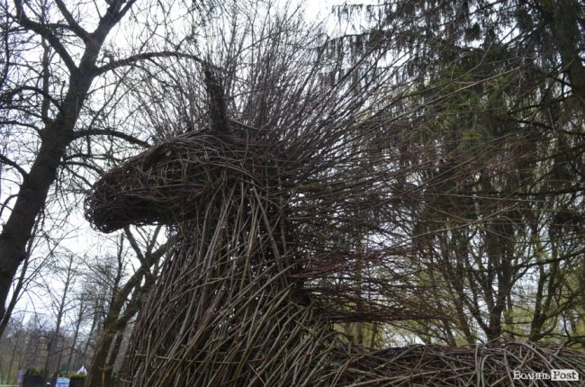 У луцькому парку «оселилися» велетенська риба, кінь і мавки. ФОТО