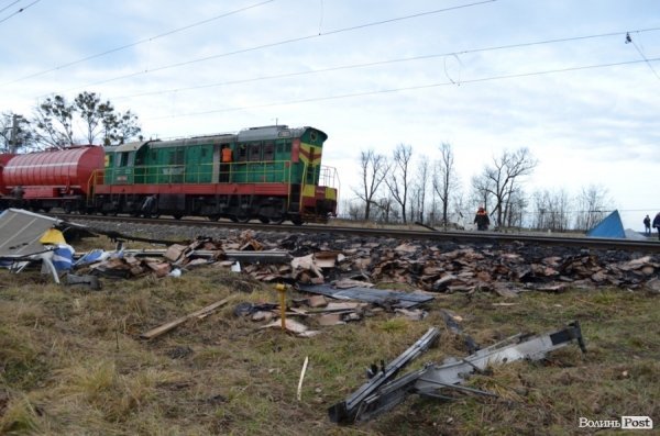 На Волині поїзд влетів у вантажівку і загорівся: подробиці аварії. ФОТО