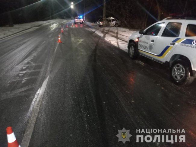 У Луцьку у ДТП загинув водій: автомобіль злетів у кювет та врізався у стовп. ФОТО