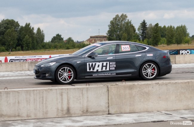 У Луцьку відбулися видовищні авто- і мотогонки. ФОТОРЕПОРТАЖ