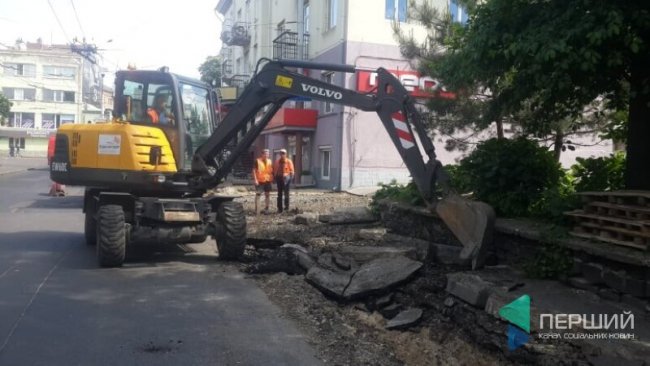 У центрі Луцька ремонтують вулицю і зрізають дерева. ФОТО