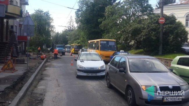 У центрі Луцька ремонтують вулицю і зрізають дерева. ФОТО