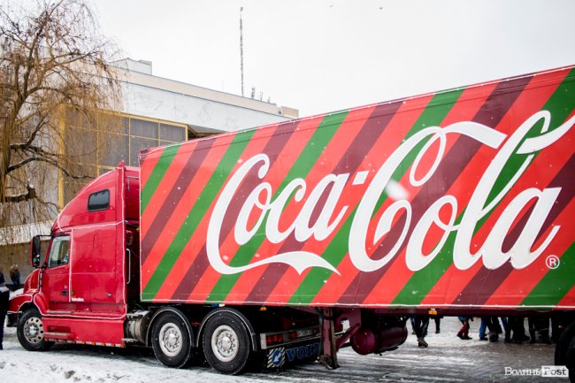 Центр Луцька «поставила на вуха» новорічна фура «Coca-Cola». ФОТО