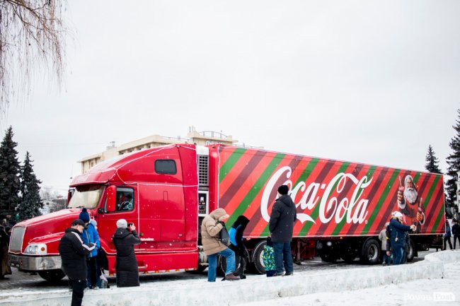 Центр Луцька «поставила на вуха» новорічна фура «Coca-Cola». ФОТО