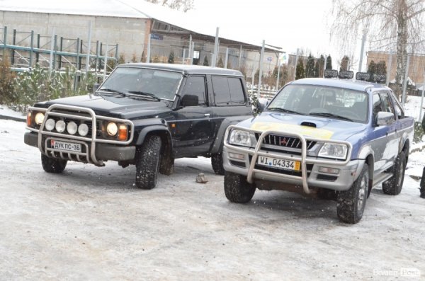 Бійцям «Правого сектору» Волині благодійники подарували позашляховика. ФОТО