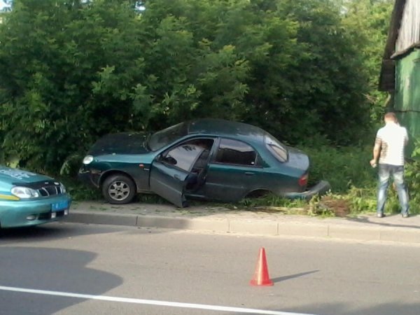 У Луцьку автомобіль ледь не збив пішоходів. ФОТО