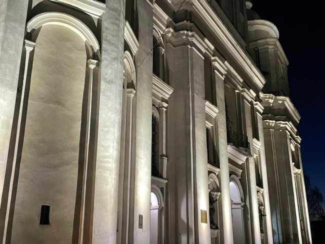 У Луцьку підсвітили кафедральний костел Петра і Павла. ФОТО