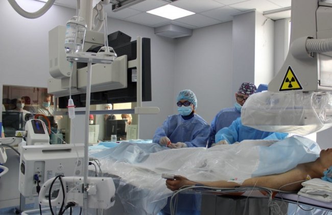 Вперше на Волині лікарі провели операцію без розрізу дитині із вродженою вадою серця