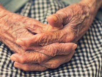 У мережі закликають допомогти самотній бабусі в лікарні Луцька