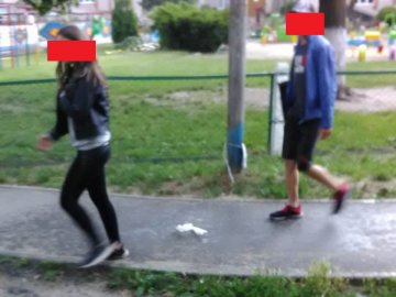 У Луцьку діти пили і курили на майданчику. ФОТО