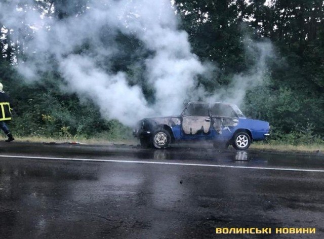 На волинській трасі згоріла автівка. ФОТО  