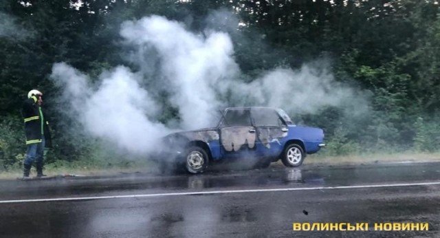 На волинській трасі згоріла автівка. ФОТО  