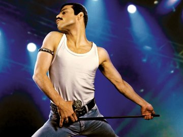 У Луцьку пенсіонери безкоштовно подивилися фільм «Богемна Рапсодія»