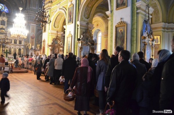 У центрі Луцька святили паски. ФОТО