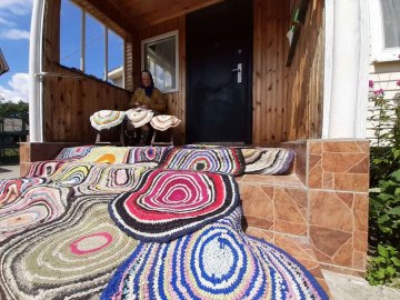 92-річна бабуся з Волині в'яже унікальні автентичні килими. ФОТО