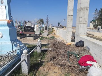 У місті на Волині люди закидали кладовище непотребом 
