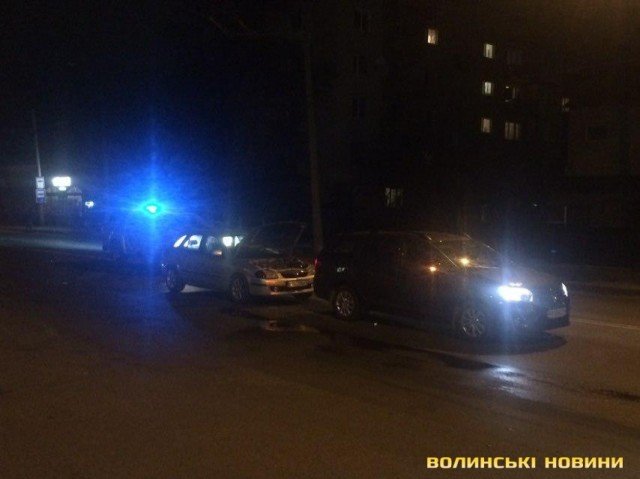 Перед «зеброю» у Луцьку зіткнулися Mazda та Renault. ФОТО