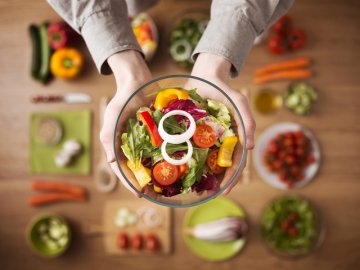 Лікар з Волині розповіла, чим небезпечні перекуси і чому треба їсти 3 рази в день. ВІДЕО