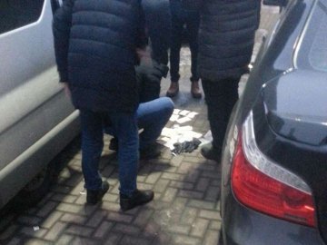 У Луцьку посеред білого дня затримали хабарника