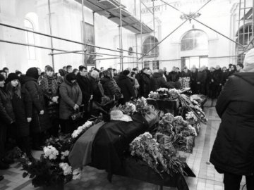 У Луцьку під дощем попрощалися з двома загиблими Героями. ФОТО