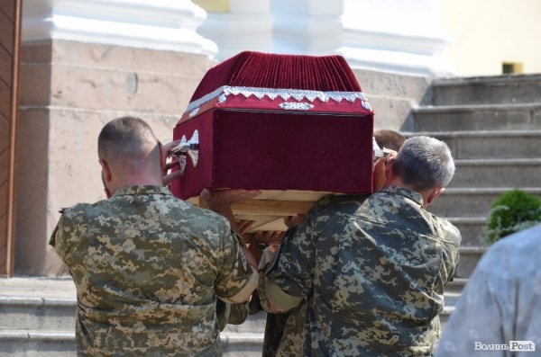 Лучани провели в останню путь ще одного бійця загиблого під Іловайськом. ФОТО. ВІДЕО