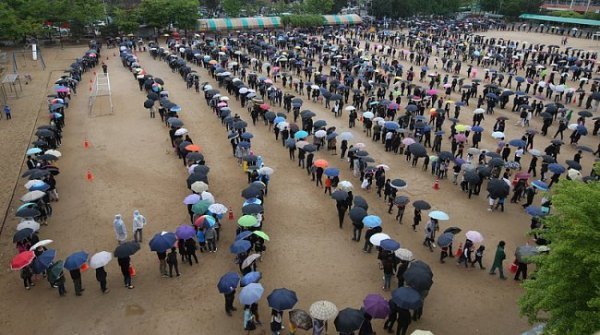Черга охочих вшанувати пам'ять загиблих на поромі близько Сеула. Із 475 пасажирів судна врятувалися лише 179