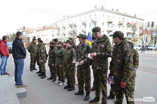 У Луцьку революціонери навідалися до «агентів Кремля». ФОТО