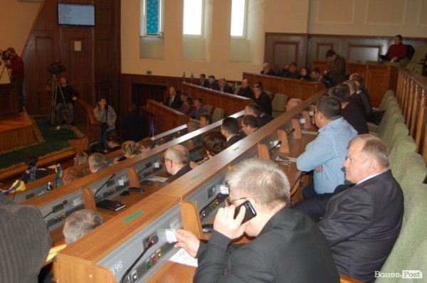 У захопленому приміщенні Волиньради депутати зібралися на сесію. ФОТО