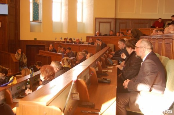 У захопленому приміщенні Волиньради депутати зібралися на сесію. ФОТО