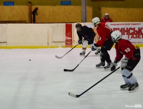За підтримки УДАРу на Волині визначили кращих хокеїстів. ФОТО*