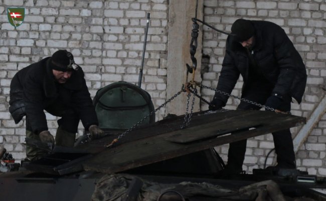 Показали, як воїни 14 ОМБр відновлюють трофейну військову техніку. ФОТО