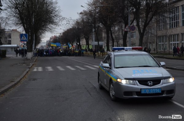 Луцькі студенти влаштували марш і вимагали у депутатів підтримати європейський вибір. ФОТО
