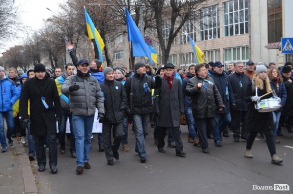 Луцькі студенти влаштували марш і вимагали у депутатів підтримати європейський вибір. ФОТО
