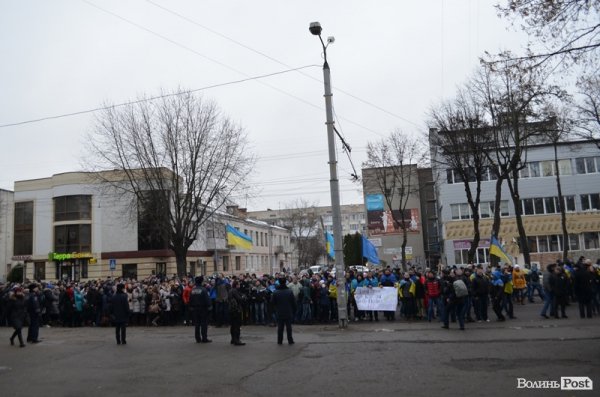 Луцькі студенти влаштували марш і вимагали у депутатів підтримати європейський вибір. ФОТО